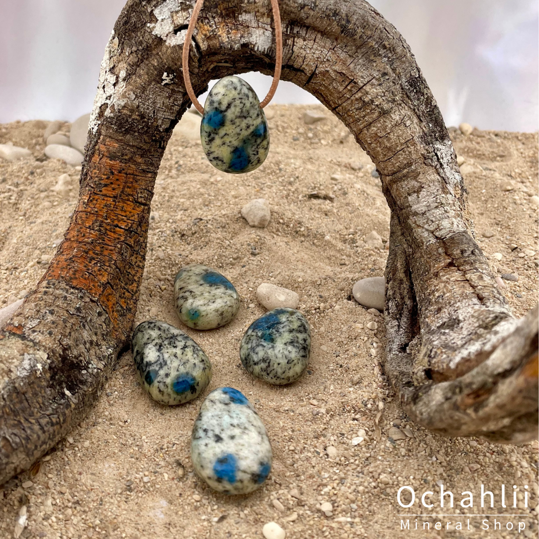 K2 (Azuriet op Graniet) doorboorde hanger