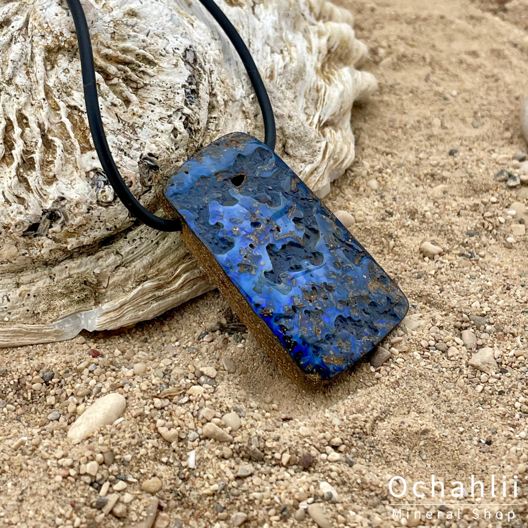 boulder opaal hanger aan rubber touw