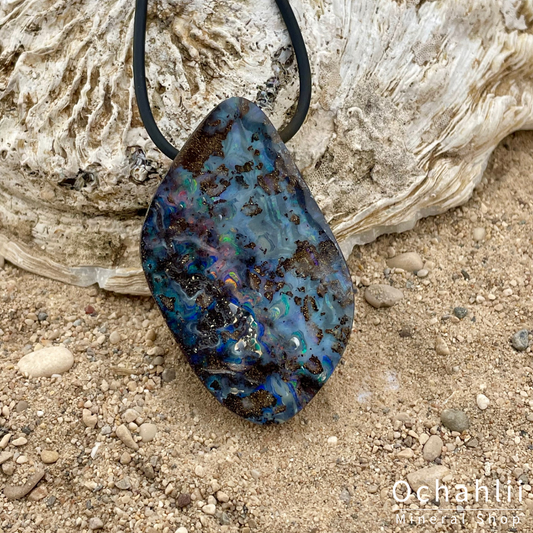boulder opaal hanger aan rubber touw