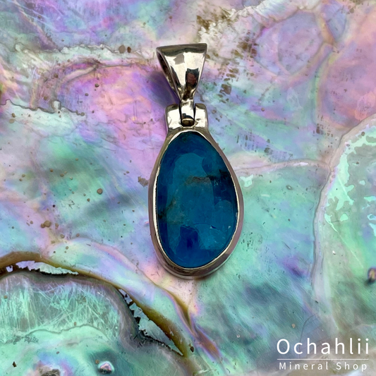 Apatite silver pendant<br> <span style="font-weight:bold;">"Motivation"</span>